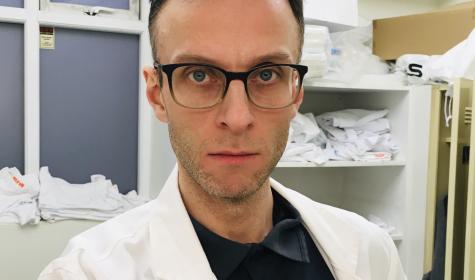 Pétur Gudmann Gudmannsson selfie in the lab
